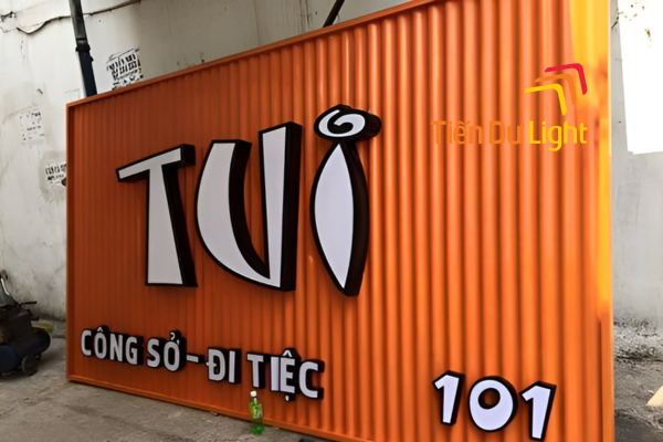 Bảng hiệu tôn chi phí hợp lý, ứng dụng linh hoạt