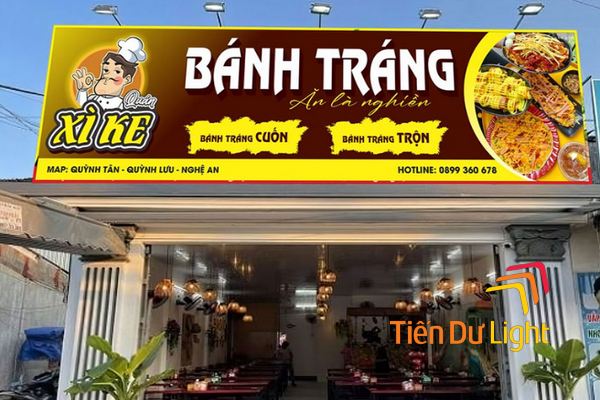 Bảng hiệu bánh tráng trộn làm từ nhiều chất liệu khác nhau