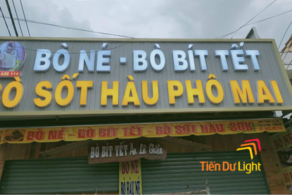 Bảng hiệu nền tôn chữ nổi bò né