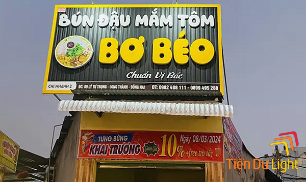 Bảng hiệu bún đậu mắm tôm sáng đèn, nổi bật cả ngày lẫn đêm