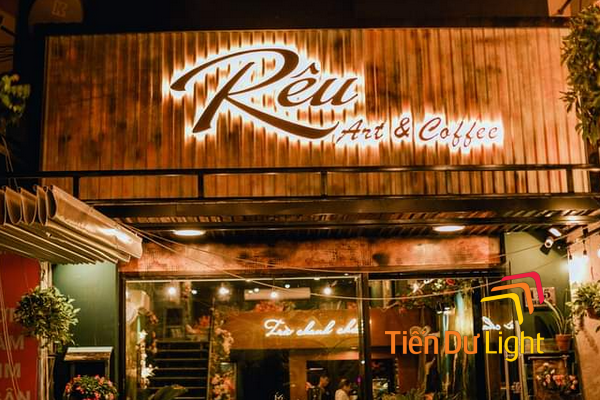 Bảng hiệu gỗ kết hợp đèn led