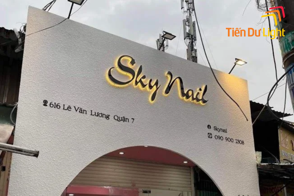 Bảng hiệu cemboard chữ nổi hắt chân 