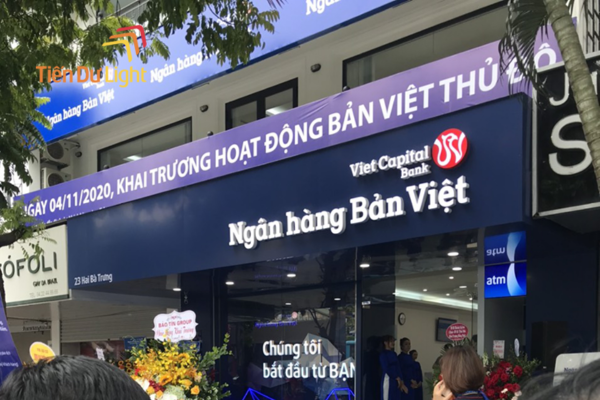 Bảng hiệu chữ inox hắt sáng chân
