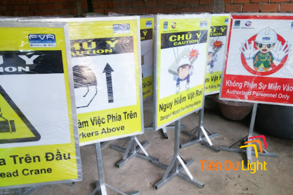 Bảng hiệu chân đứng 