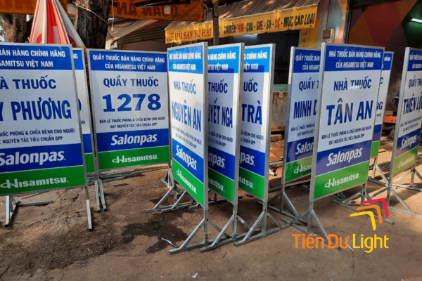 Bảng hiệu có chân dễ di chuyển  