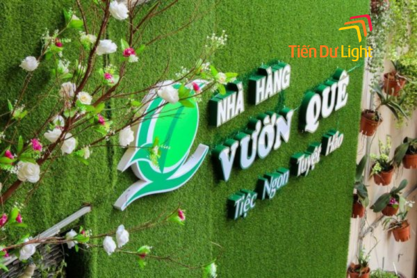 Bảng hiệu cỏ nhân tạo ứng dụng trong nhà hàng