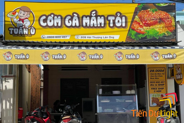 Bảng hiệu quán cơm bình dân làm từ nhiều chất liệu khác nhau