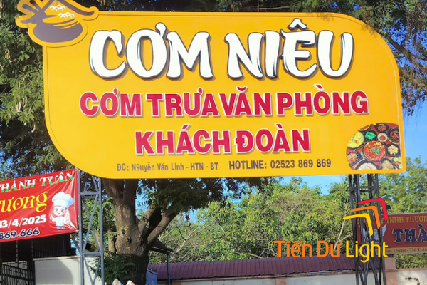 Bảng hiệu cơm trưa nhỏ gọn, bắt mắt, thu hút