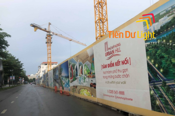 Bảng hiệu công trình nhà phố hiển thị thông tin dự án