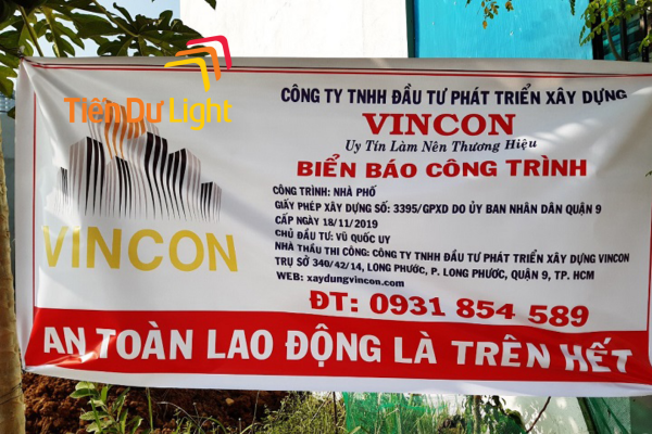 Bảng hiệu hiển thị tên công thi chủ nhà thầu
