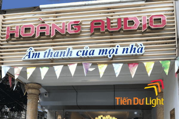 Bảng hiệu âm thanh đặt tại mặt tiền thu hút khách hàng
