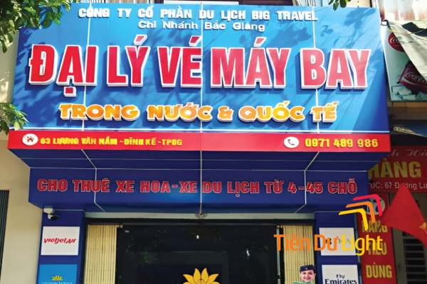 Màu xanh dương chủ đạo làm nền cùng chữ nổi màu đỏ