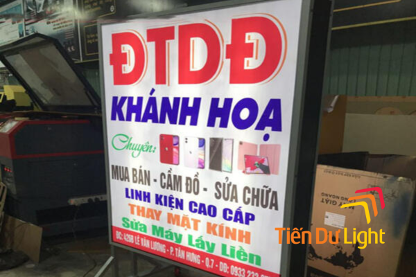 Tích hợp đèn chiếu sáng giúp bảng hiệu nổi bật