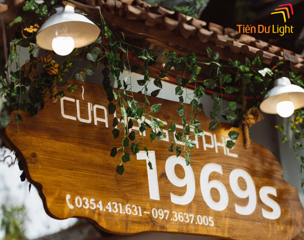 Mẫu bảng hiệu gỗ ngoài trời đẹp, sang trọng