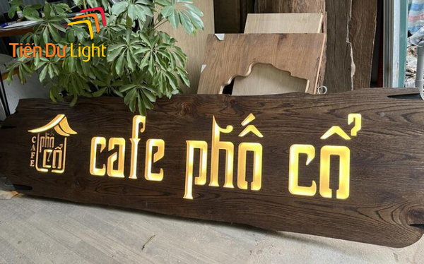 Bảng hiệu gỗ ngoài trời có đặc điểm gì nổi bật?