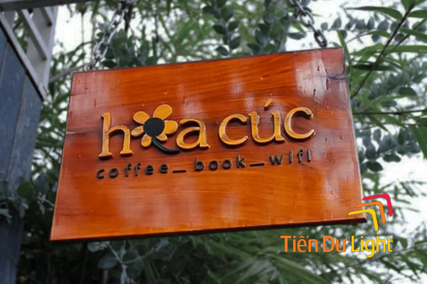 Bảng hiệu gỗ treo độc đáo