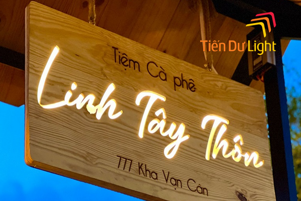 Bảng hiệu gỗ treo kết hợp đèn led nổi bật