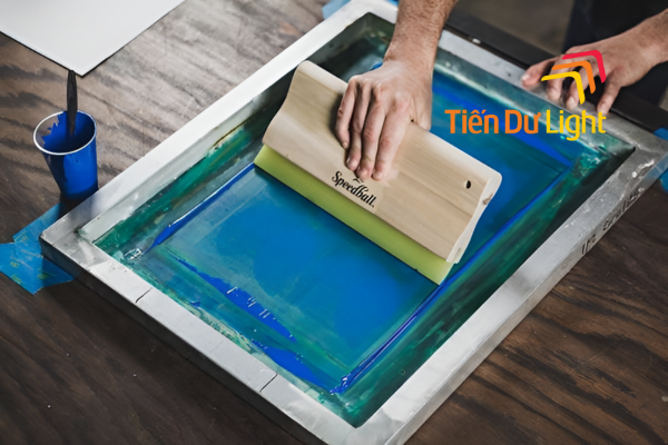 Quy trình làm bảng hiệu in lụa thủ công