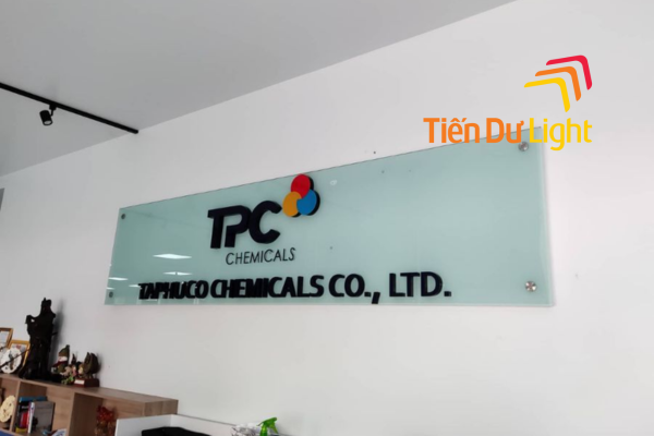 Bảng hiệu kính cường lực sử dụng tấm kính cường lực làm nền
