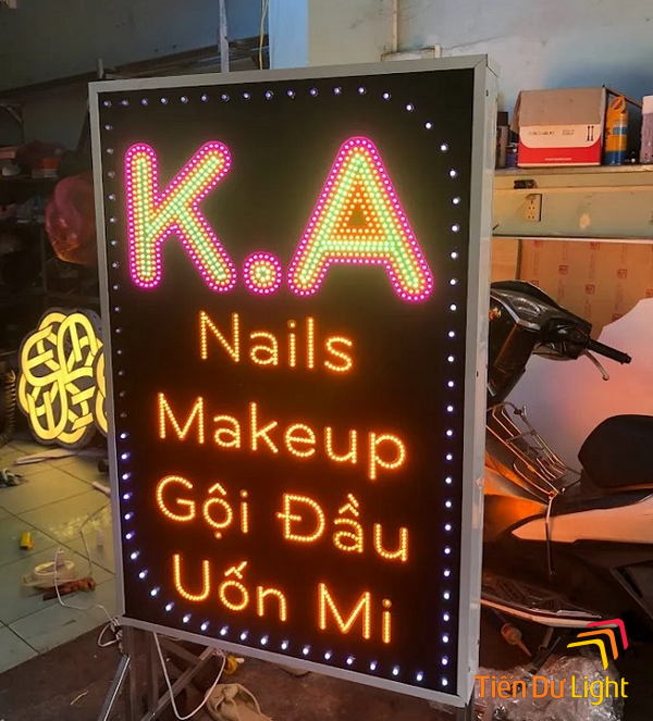 Bảng hiệu makeup đứng với đèn LED bắt mắt
