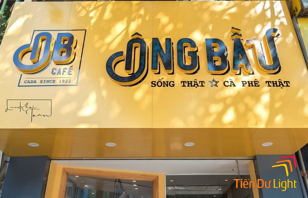 Bảng hiệu màu vàng trở nên nổi bật, thu hút