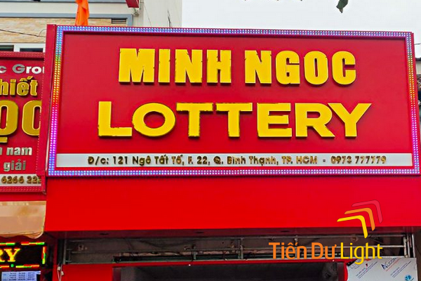 Bảng hiệu nền đỏ chữ vàng có đặc điểm gì?