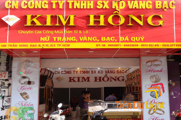 Bảng hiệu nền đỏ chữ vàng nhiều người lựa chọn