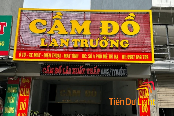 Bảng hiệu nền đỏ chữ vàng đẹp, ấn tượng