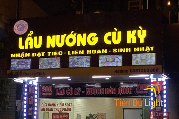 Những điều cần biết về bảng hiệu nền nâu chữ vàng