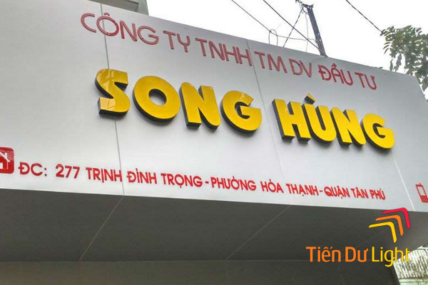 Mẫu bảng hiệu nền trắng chữ vàng
