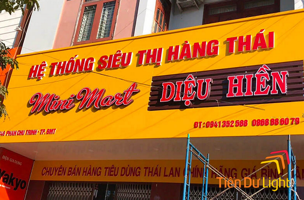Bảng hiệu nền vàng chữ đỏ nổi bật, thu hút mọi ánh nhìn