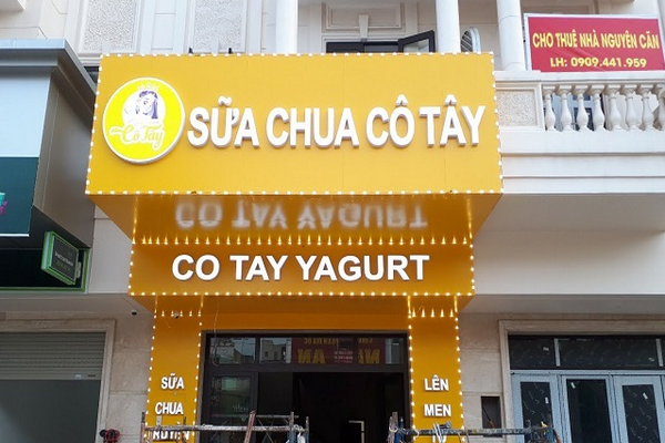 Làm bảng hiệu nền vàng chữ trắng đẹp