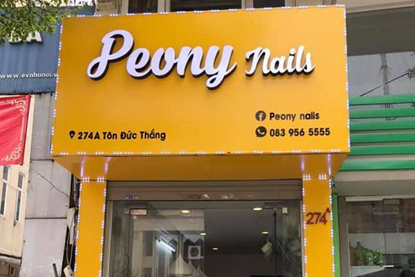 Đặc điểm nổi bật của bảng hiệu nền vàng chữ trắng