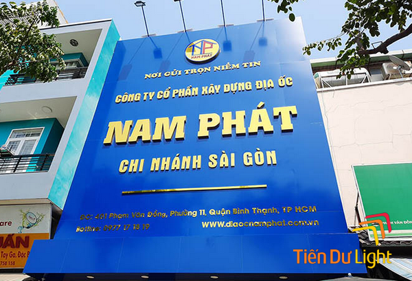 Đặc điểm của bảng hiệu nền xanh chữ vàng