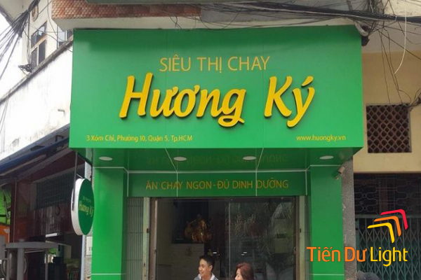 Bảng hiệu nền xanh chữ vàng đẹp, ấn tượng