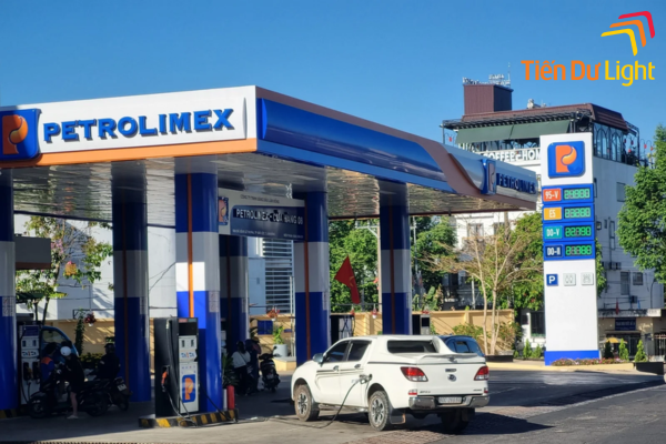 Bảng hiệu petrolimex màu chủ đạo xanh dương và cam