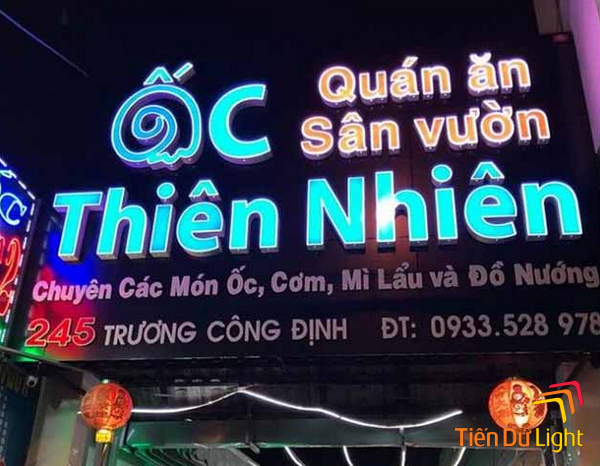 Biển hiệu mica bóng loáng, bền bỉ giúp quán ốc tăng thêm sự chuyên nghiệp