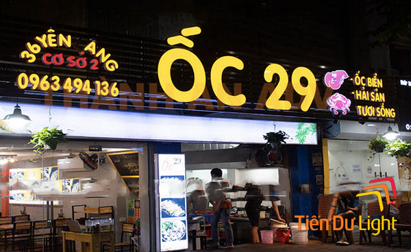 Biển hiệu quán ốc tích hợp đèn LED chiếu sáng nổi bật về đêm