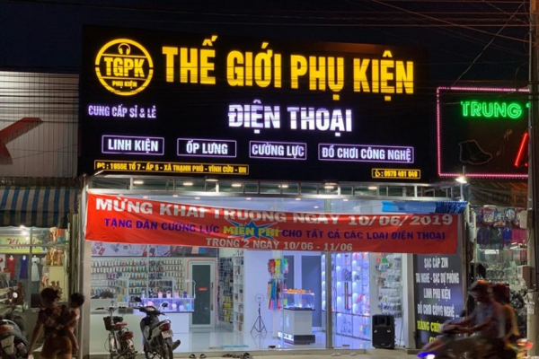 Kết hợp chữ nổi giúp bảng hiệu shop phụ kiện nổi bật cả ngày lẫn đêm
