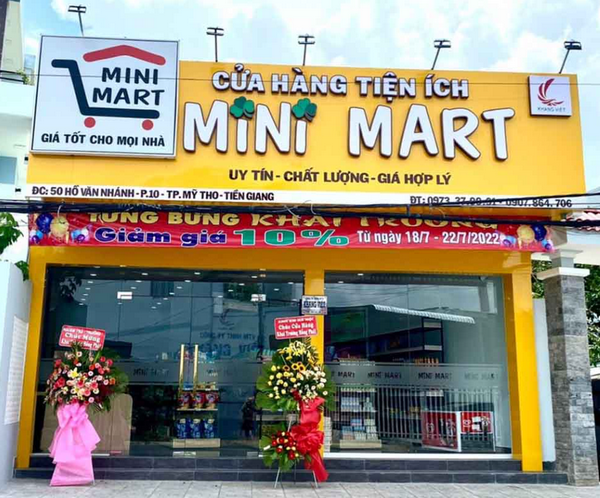 Bảng hiệu siêu thị mini hiện đại, nổi bật với tông màu vàng