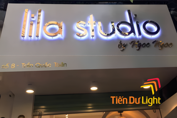 Bảng hiệu studio chữ nổi hắt chân đẹp