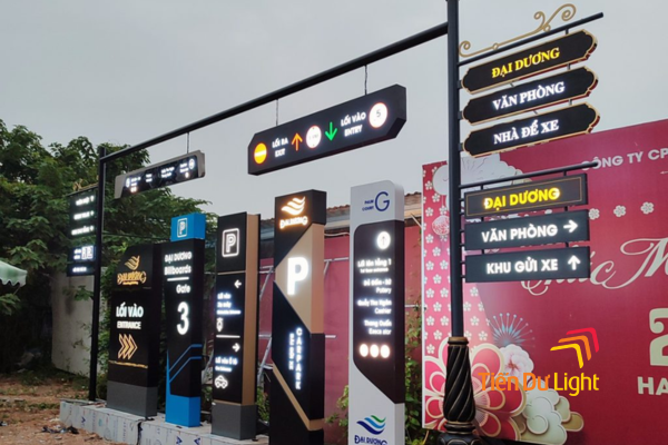 Bảng quảng cáo treo chỉ dẫn