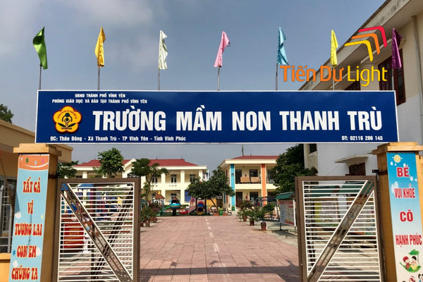 Bảng hiệu trường học bằng mica đẹp