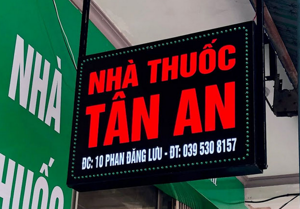 Bảng hiệu hộp đèn quầy thuốc tây nổi bật với ánh sáng LED sắc nét