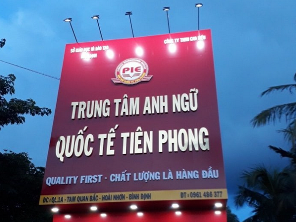 Logo và tên thương hiệu được thiết kế nổi bật, tạo dấu ấn mạnh mẽ