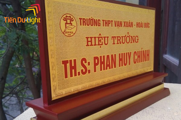  Bảng tên để bàn gỗ mặt đồng 