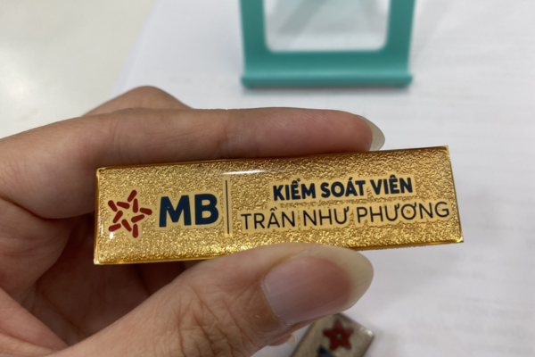 Biển tên đeo ngực đồng