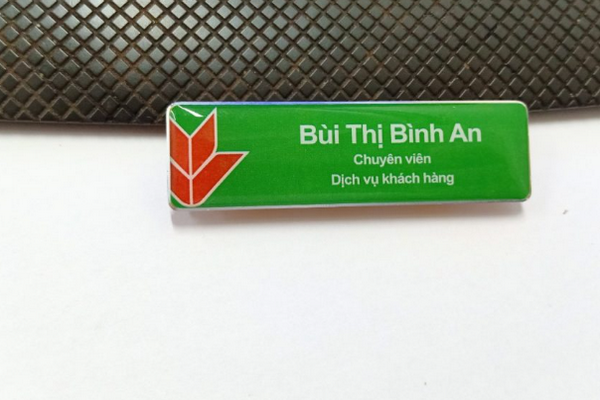 Bảng tên nhân viên cài áo thu hút