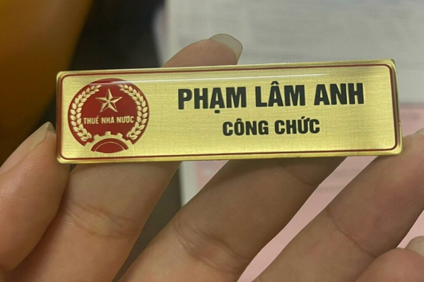 Bảng tên nhân viên cài áo ăn mòn