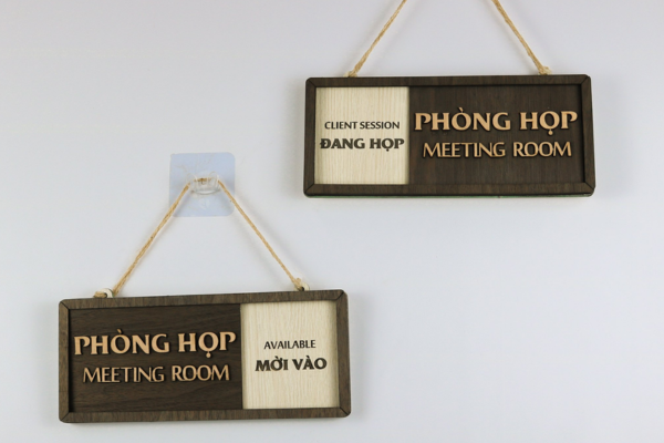Bảng tên phòng được treo hoặc gắn cố định vào tường